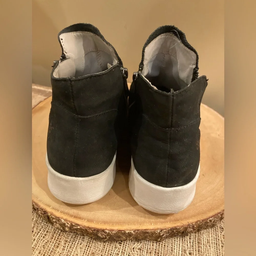 OTBT Astrid Sneaker ￼ Ankle Bootie Size 9 Ebony, Black‎ Side Zip Women’s